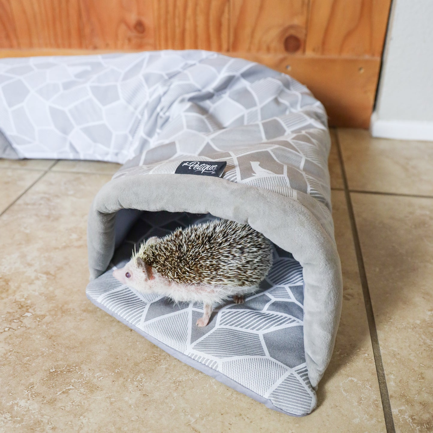 Critter Tunnel Sleep and Play: Comfortable Soft Material, Fun Play Environment, Two Lookout Openings, Keeps Pets Busy, Sense of Security, Durable Scratch-Resistant Fabric, for Small Animals